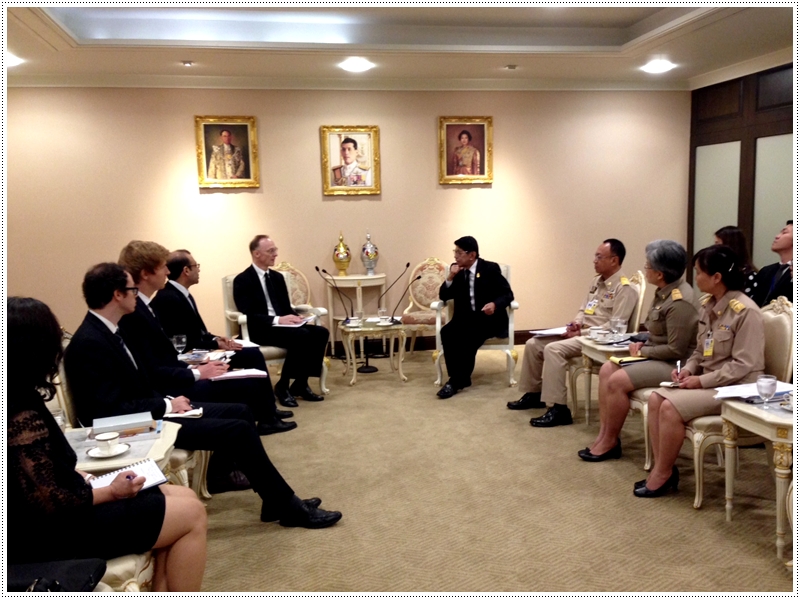 ﻿กรมบังคับคดีเข้าร่วมกับ ก.พ.ร. ในการนำคณะผู้แทนธนาคารโลกเข้าเยี่ยมคารวะรองนายกรัฐมนตรี นายวิษณุ เครืองาม